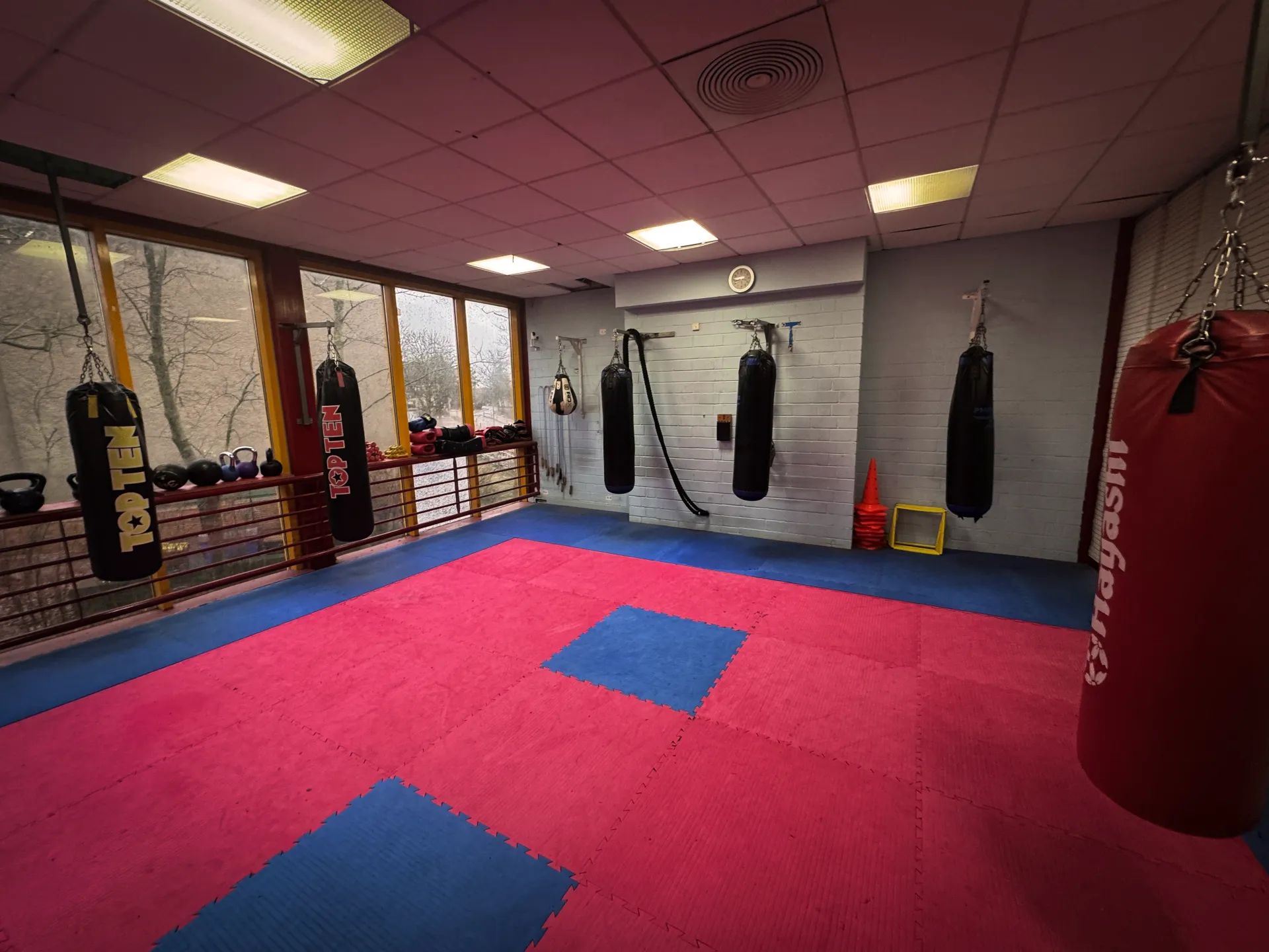 Trainingsfläche mit Sandsäcken im Muay Thai Subyen Gym Berlin